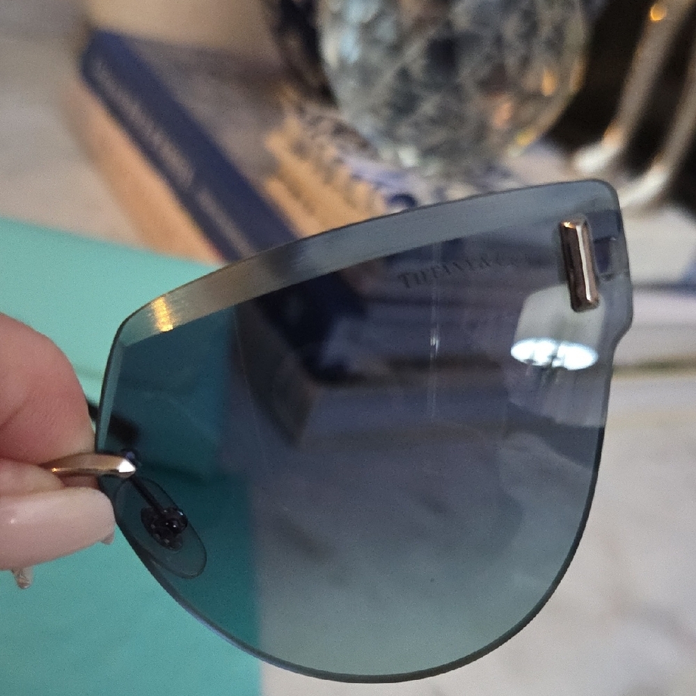 Tiffany & Co. Elegant Gradient Blue Sunglasses Cat Eye Sunglasses - Picture 6 of 12